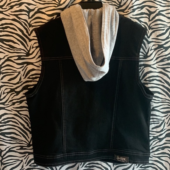 🏷️ 3 for $10
Black jean sleeveless jacket with gray hoodie - Picture 6 of 16